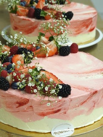 Torte mit frischen Beeren und Schleierkraut