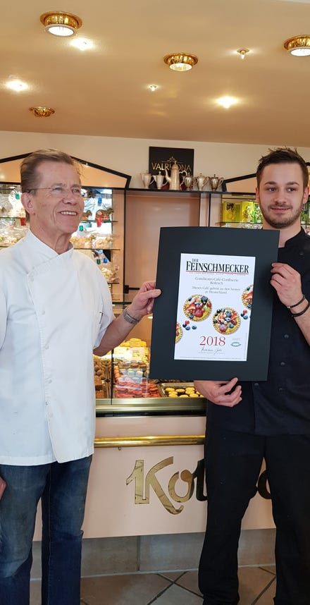 Freude über die Urkunde des Feinschmeckers im Café