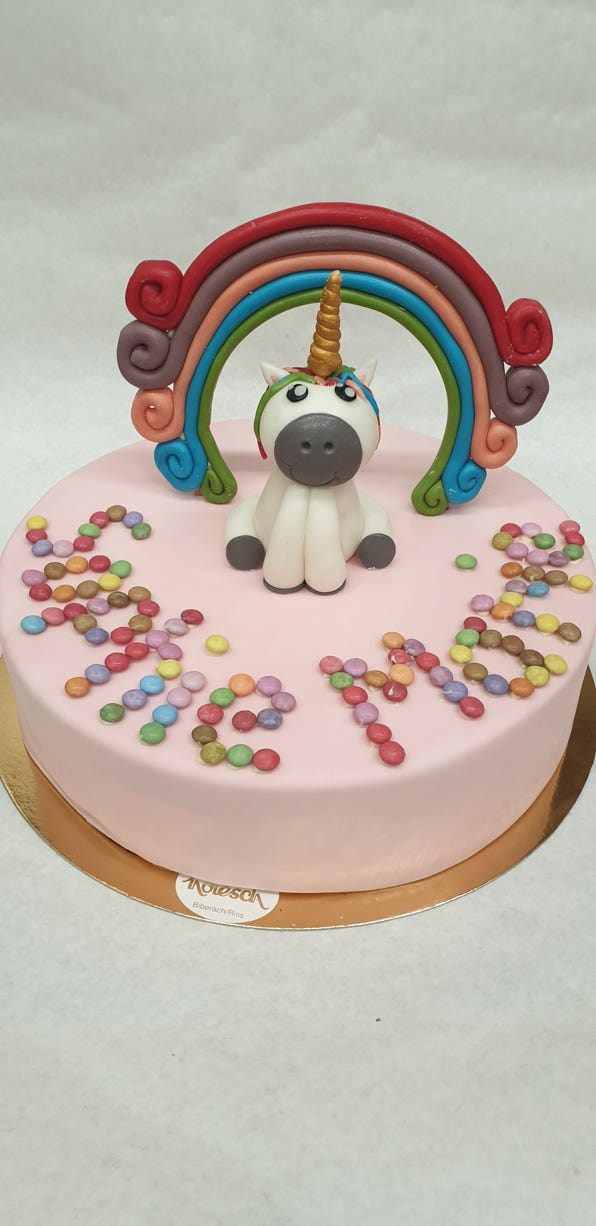 Torte mit Regenbogen und Einhorn