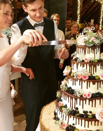 Anschnitt einer mehrstöckigen Hochzeitstorte