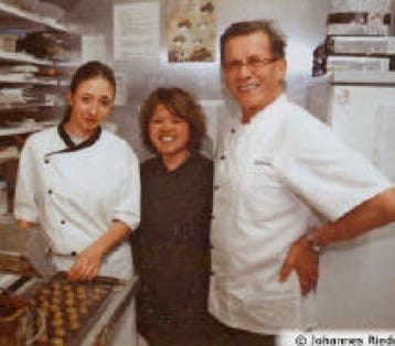 Gerhard Kolesch mit Mitarbeiterinnen in der Backstube